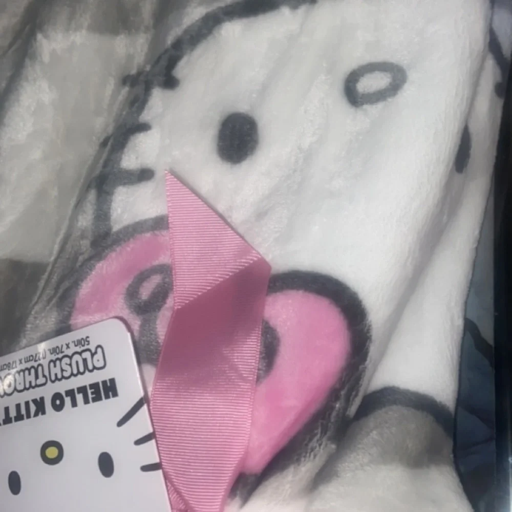 Hello Kitty Blanket - Picture 2 of 8